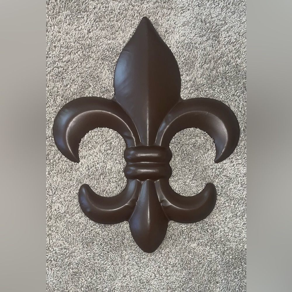 Chocolate Brown Fleur-de-Lis Wall Decor in excellent condition